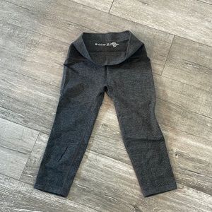 Brand new sheathing sports leggings with details.